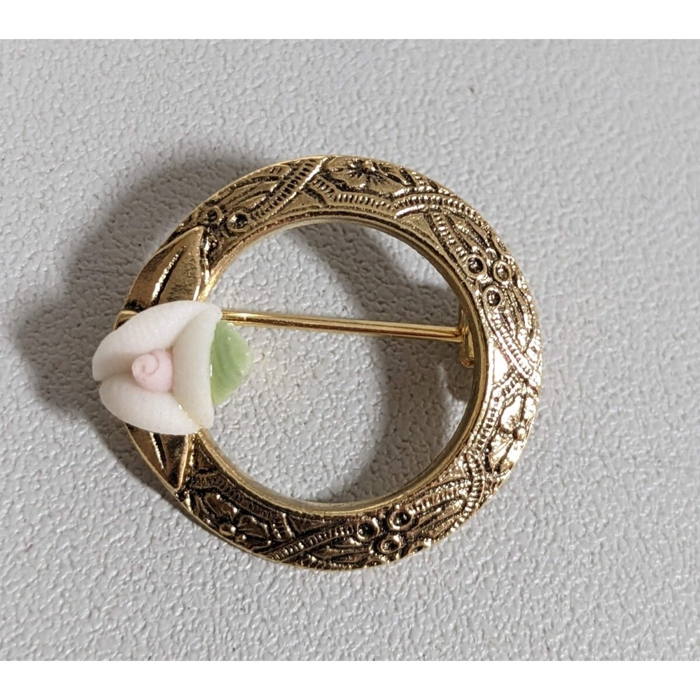 Vintage 1928 White Pink Porcelain Rose Flower Open Circle Wreath Small Pin